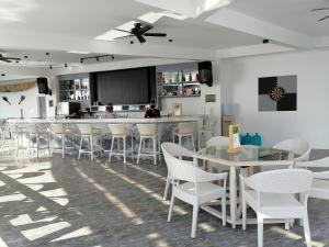 Restaurace v ubytování Pura Vida Beach & Dive Resort