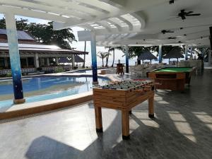 Bazén v ubytování Pura Vida Beach & Dive Resort nebo v jeho okolí