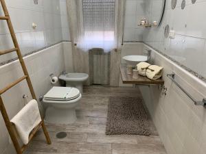 Un baño blanco con inodoro y lavabo. en A casa Con....TE!, en Nápoles 40 fotos más