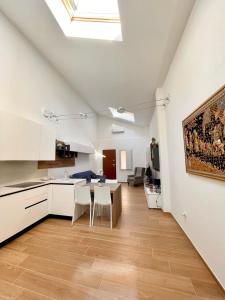 cocina y sala de estar con mesa y sillas en Home Viale Trento 16, en Cagliari