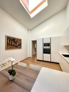 una cucina con armadietti bianchi e lucernario di Home Viale Trento 16 a Cagliari