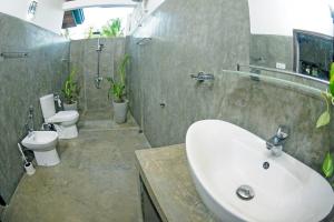 Kylpyhuone majoituspaikassa THE SANCTUARY- Tangalle