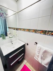 La salle de bains est pourvue d'un lavabo et d'un miroir. dans l'établissement Vue Mer/3Beds/Piscine/wifi/900 mètres de la plage, à Deshaies