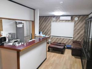 白老町暮らすように過ごす温泉宿　白老大使館的一间会议室,里面装有白色投影屏幕 更多11张照片