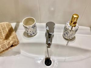a sink with a faucet and two cups on it at Casa Carol, un hogar fuera de casa. in Cotillo +22 photos