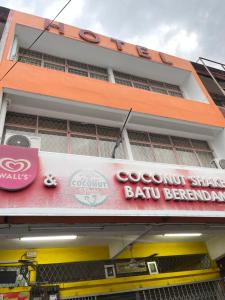 um edifício com um sinal para uma barbearia em Coconut House em Malaca