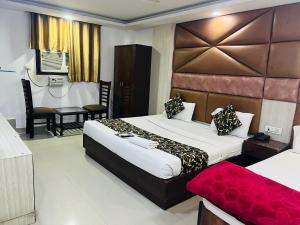 新德里的住宿－Hotel Cozy Cave Delhi Aiport，配有一张床和一张书桌的酒店客房