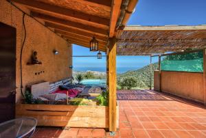 patio z widokiem na ocean w obiekcie San Bernardino w mieście Santa-Reparata-di-Balagna