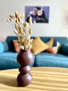 un jarrón marrón sentado sobre una mesa en Amplio y luminoso apartamento en el centro, en Don Benito