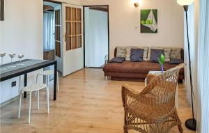Χώρος καθιστικού στο 3 Bedroom Cozy Home In Stezyca