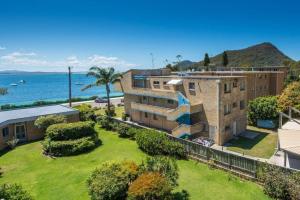 uma vista aérea de uma casa com um quintal em Sparkling water views over Shoal Bay beach em Shoal Bay