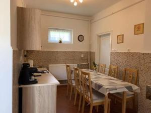 cocina con mesa y sillas en una habitación en Anikó nyaralóház, en Badacsonytomaj