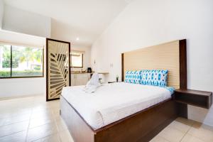 ein Schlafzimmer mit einem großen Bett und einem großen Fenster in der Unterkunft Club Voca #9 in Coco