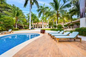 可可的住宿－Club Voca #9，一个带躺椅的游泳池,棕榈树