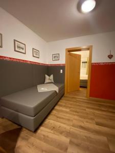 um pequeno quarto com uma cama e uma porta em Apartment Emma em Mayrhofen