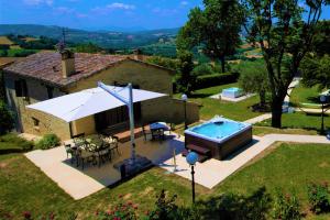 una vista aérea de una casa con piscina en Villa Anna Heated Pool and two jacuzzi, en SantʼIppolito