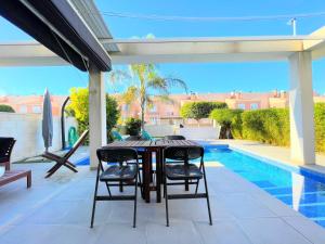 Bazén v ubytovaní Villa Bambu Gran Alacant by Villas&You alebo v jeho blízkosti