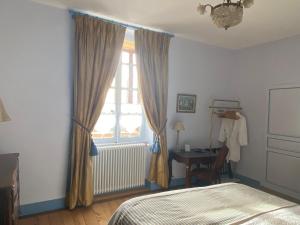 Postel nebo postele na pokoji v ubytování Clos de Mont July, chambres avec vue et terrasse dans demeure historique