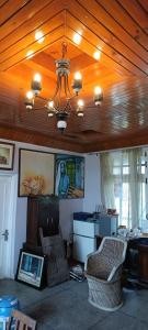 salon z sufitem z żyrandolem w obiekcie Chinarchalet w mieście Palampur