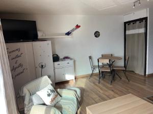 uma sala de estar com um sofá e uma mesa em Appartement station Orcieres merlette em Orcières