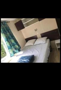 Posteľ alebo postele v izbe v ubytovaní Mobil home 4-6 personnes bord de mer Argeles sur mer camping équinoxe + 4 fotografie