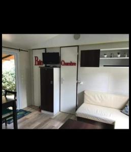 Kuchyňa alebo kuchynka v ubytovaní Mobil home 4-6 personnes bord de mer Argeles sur mer camping équinoxe