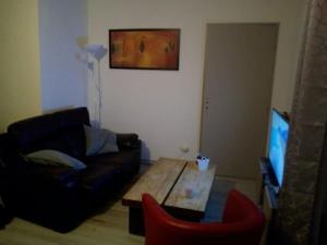 un salon avec un canapé et une table basse dans l'établissement Superbe appartement lumineux au sud d Orange, à Orange