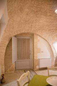 una stanza con una porta in un muro di pietra di I trulli di Nonno Battista a Locorotondo