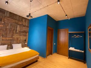 Llit o llits en una habitació de Hotel Misty Mountain