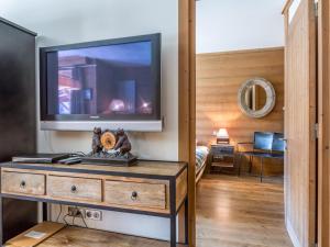 ein Wohnzimmer mit einem Fernseher an der Wand in der Unterkunft Magnifique Appartement au Centre de Val-d'Isère, Proche Pistes et Commerces - FR-1-519-1 in Val dʼIsère