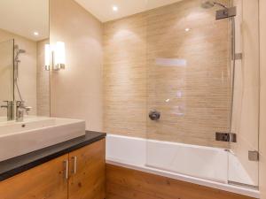 ein Badezimmer mit Waschbecken und Dusche in der Unterkunft Magnifique Appartement au Centre de Val-d'Isère, Proche Pistes et Commerces - FR-1-519-1 in Val dʼIsère + 13 Fotos