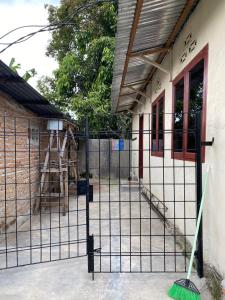 una puerta fuera de una casa en construcción en Paima Homestay en Laguboti