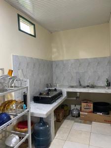 uma cozinha com um lavatório e uma bancada em Paima Homestay em Laguboti