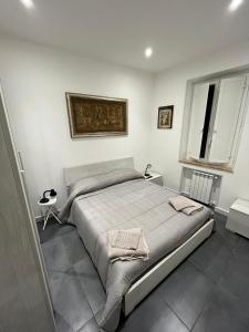 een slaapkamer met een groot bed en 2 ramen bij Sosy in Rome