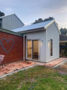 un edificio con un corazón pintado a un lado. en Blue Heart Studio Apartment, en Willunga