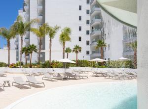Bazén v ubytování Deluxe Apartment in Costa Adeje nebo v jeho okolí