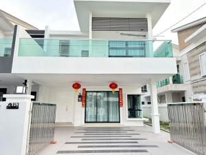 Casa blanca con puerta de entrada de cristal en 《Untitled HomeStay》Sitiawan en Sitiawan