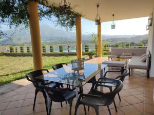 a patio with a table and chairs on a patio at Casa Rocío&Paloma in Los Romanes