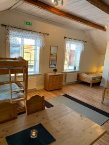 Zimmer mit einem Etagenbett und einem Tisch in der Unterkunft Proselinsgården in Bjursås