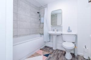 La salle de bains blanche est pourvue de toilettes et d'un lavabo. dans l'établissement West Midlands 3 Bed! Sleeps 5! Perfect for Contractors and Groups! FREE OFF STREET PARKING! 2 Bathrooms! FREE WIFI! Ideal for Long Stays, à Ocker Hill