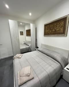 een slaapkamer met een groot bed en een badkamer bij Sosy in Rome