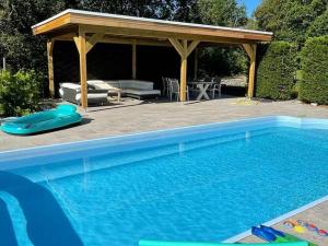una piscina con gazebo e piscina di Cozy holiday home in Caniac-du-Causse in a wonderful environment a Caniac-du-Causse