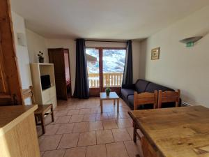 ein Wohnzimmer mit Couch und Tisch in der Unterkunft Appartement au Chalet d'Orcières Merlette in Orcières