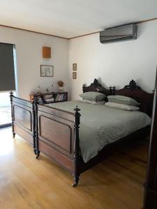 Postel nebo postele na pokoji v ubytování Design House in Historic Évora