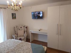 Televízia a/alebo spoločenská miestnosť v ubytovaní Ferienhaus Eisenberg