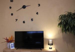 TV a/nebo společenská místnost v ubytování Ferienwohnung Felicitas Wilthen