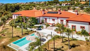 eine Luftansicht eines Hauses mit Pool in der Unterkunft Best Luxury Boutique B&B Vista do Vale Tomar in Tomar