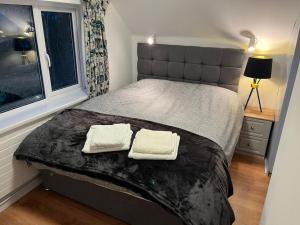 1 dormitorio con 1 cama con 2 toallas en Glencree Air en Kilmeaden