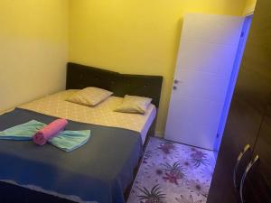 Kleines Zimmer mit 2 Betten und einem Schrank in der Unterkunft İmperyum park vilları in Çiftlikköy