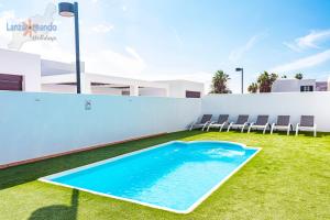 Bazén v ubytování Vivienda Vacacional El Golfo nebo v jeho okolí